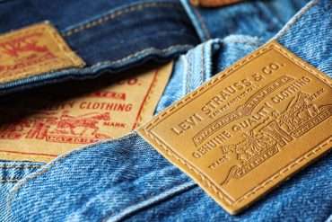 אחרי שנים של לחץ - LEVI'S חותמת על הסכם הגנת העובדים בפקיסטן 