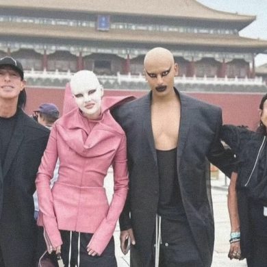 ריק אוונס, מישל לאמי והפמליה התבקשו לעזוב אתר בסין בגלל "המראה" שלהם