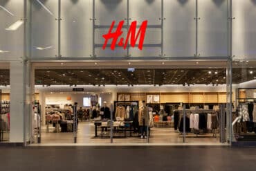 ענקית האופנה השוודית H&M חוזרת לפתוח חנויות בסין אחרי הסגירה ב-2021 
