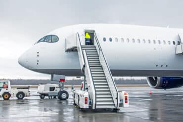 חברת התעופה האוסרת על הנוסעים להגיע בבגדים שקופים או עם קעקועים "פוגעניים" 