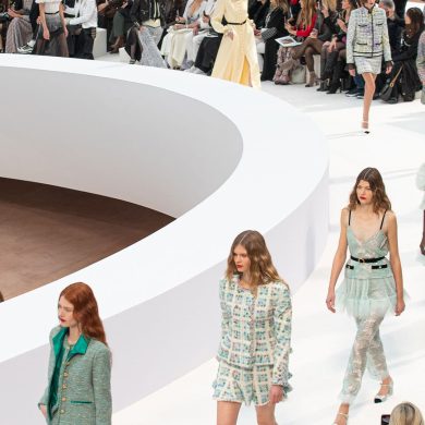 שאנל חוגגת 110 שנים של קוטור עם השחקנית שירה האס בתצוגה מיוחדת בפריז 