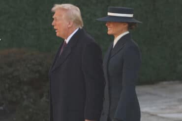 אחרי שלא הסכימו להלביש אותה - מלניה טראמפ הגיעה לטקס ההשבע במותג עצמאי 