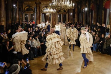 קולקציית הקוטור של ויקטור אנד רולף לקיץ 2025 הייתה טייק מיוחד על AI 