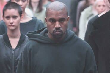 הפרסומת של קניה ווסט בסופרבול שלחה לקוחות לאתר עם חולצת צלב קרס 