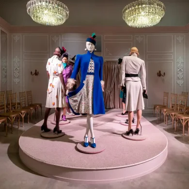 מהו תפקידה של אופנה במלחמה? תערוכה חדשה של יערה קידר במוזיאון העיצוב חולון עונה לשאלה 