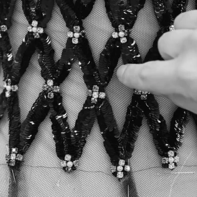 אקסקלוסיבי - הצצה מיוחדת להכנת הלוקים למט גאלה בשאנל 