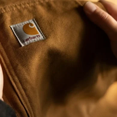 למה כולם מדברים על "אופנת מיתון" ואיך הפופולריות של קארהארט קשורה? 