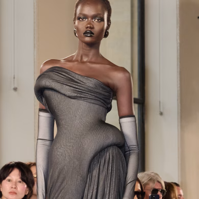 דניאל רוזברי ממשיך לנצל את הקוטור לחקר שאלות מהותיות על החיים והעתיד