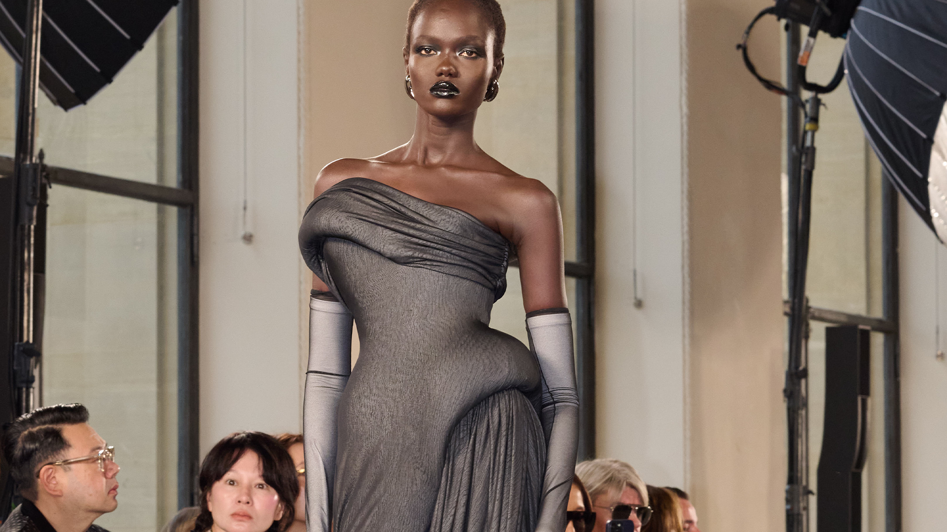 דניאל רוזברי ממשיך לנצל את הקוטור לחקר שאלות מהותיות על החיים והעתיד