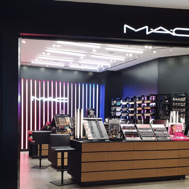 אסתי לאודר מנסה להמציא את עצמה מחדש ולשנות את מפת הדרכים