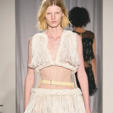 שבוע האופנה ניו יורק לעונת קיץ 2026 הסתיים ממש היום והצליח לספק כמה נקודות אור מעניינות. ובגלל שהמותגים הגדולים לא הצליחו לעמוד בציפיות… דווקא המותגים העצמאיים זכו לתפוס את מרכז הבמה. היום איגדנו לכם 3 מותגים ומעצבים צעירים שחובה להכיר את המותג שלהם.