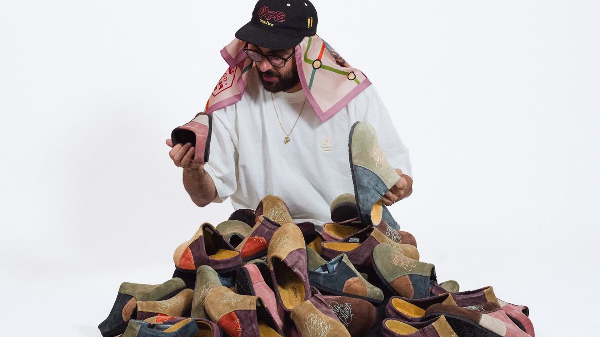 NAOT וסניקרבוקס משיקים את שיתוף הפעולה החדש שלהם, שגיא