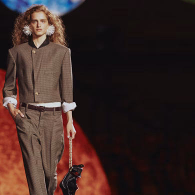 המבקרים משבחים על האיזון המושלם שיציר מתיו בלאזי בשאנל