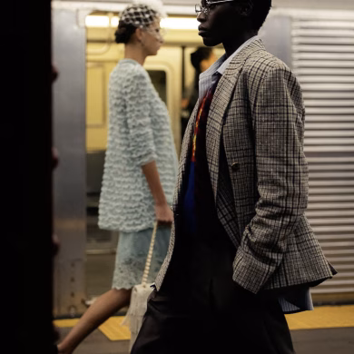 מתיו בלאזי מטמיע את האישה של שאנל בניו יורק עם תצוגת Métiers d'Art 2025