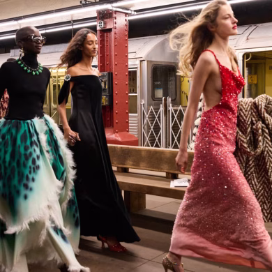 מתיו בלאזי מטמיע את האישה של שאנל בניו יורק עם תצוגת Métiers d'Art 2025