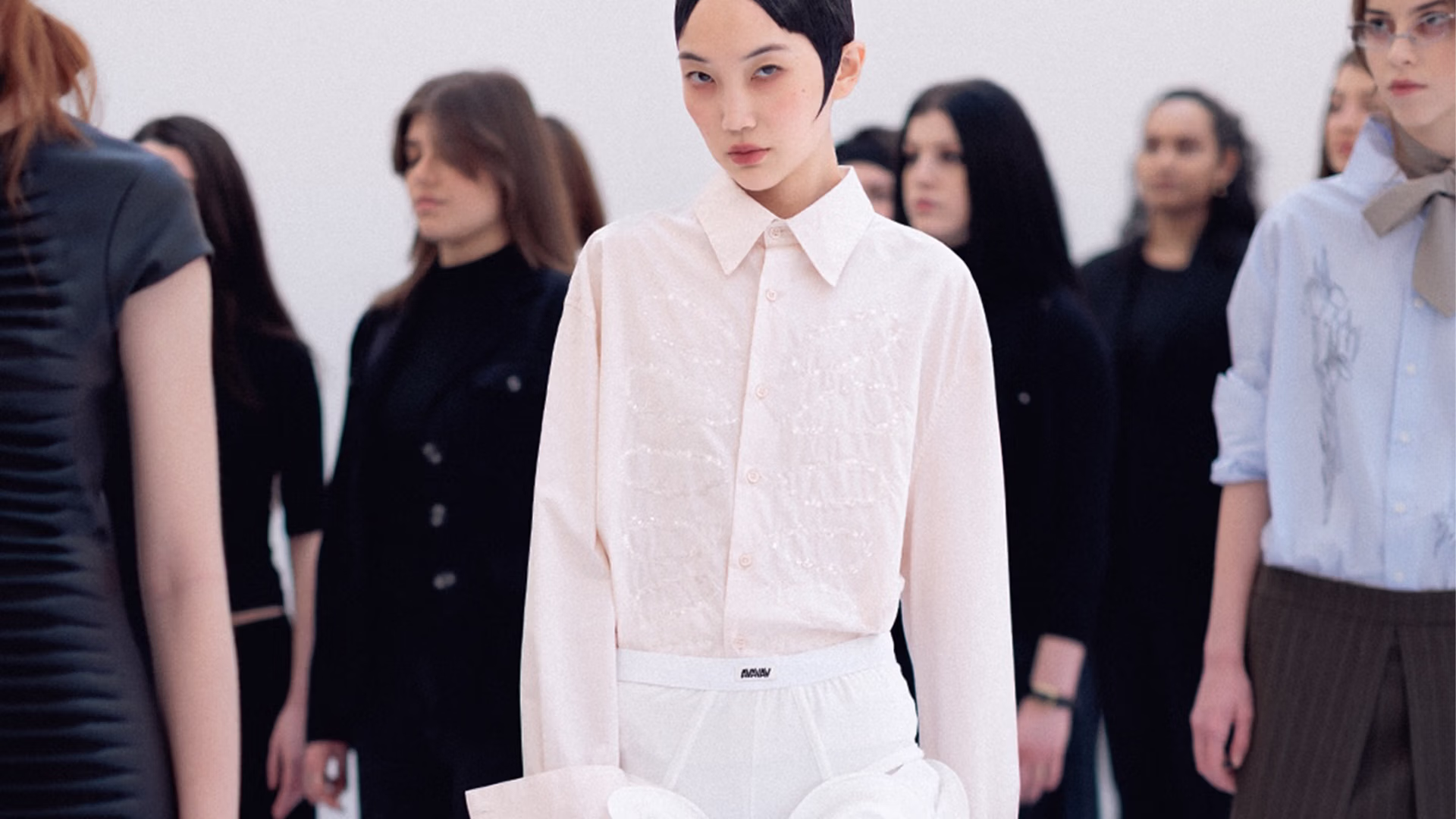 דוגמנים עומדים בשתי שורות מקבילות ויוצרים "מסלול חי" עבור הקהל, בתצוגת האופנה של Avavav לעונת סתיו-חורף בשבוע האופנה במילאנו.