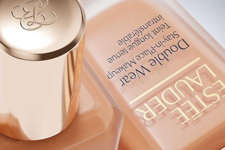 קרם פנים פופולרי מסדרת Moisture Surge 100H של המותג קליניק (Clinique), השייך לתאגיד הביוטי אסתי לאודר שנמצא במרכז המגעים למיזוג.