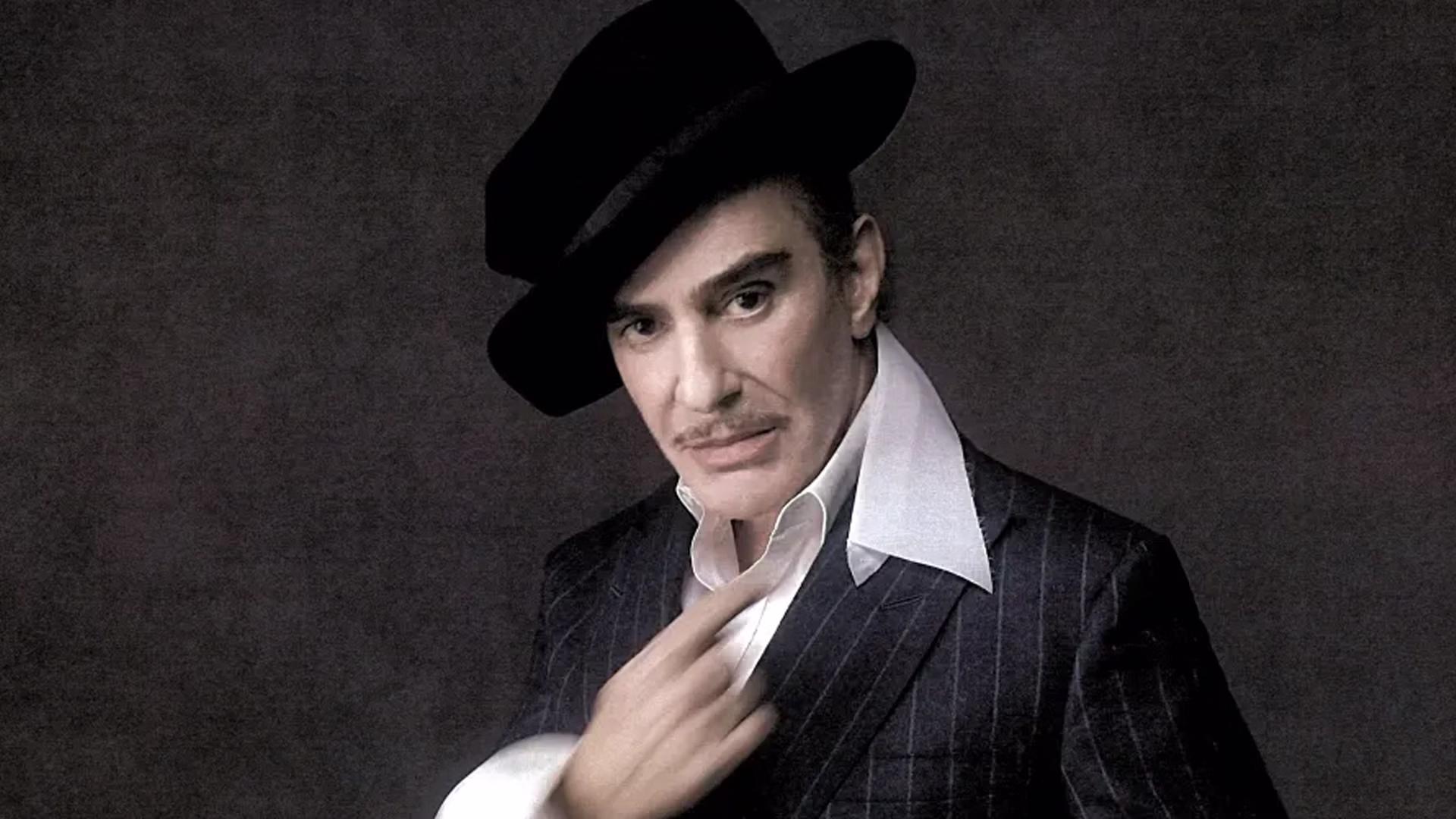 המעצב ג'ון גליאנו, מגדולי הכישרונות בעולם ההוט קוטור, אשר יחל בשותפות קריאייטיבית עם זארה במסגרתה יעצב מחדש את ארכיון המותג