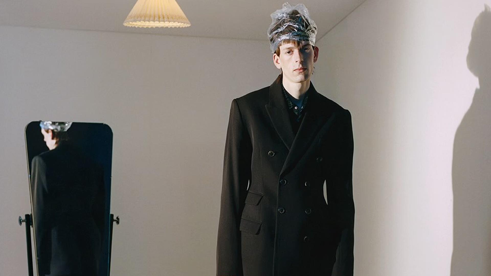 דוגמן מציג מראה מתוך קולקציית סתיו 2026 של המעצבת מרטין רוז שבוטלה לאחרונה.