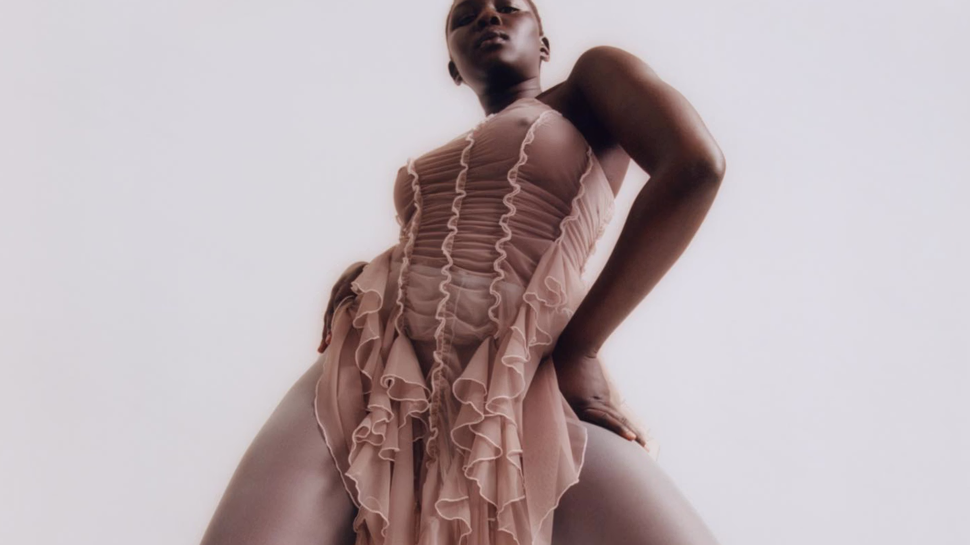 צילום אופנה ממסלול שבוע האופנה בלונדון המציג דוגמנית במידת פלוס-סייז לובשת עיצוב קוטור מודרני, המדגיש גיוון גוף ואינקלוסיביות בתעשיית האופנה של המותג estermanas צילום @felicityingram