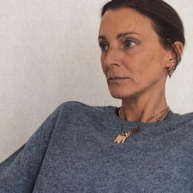 רבים מהמעצבים המובילים של הרגע אינם רק “הדור החדש”, אלא חולקים את אותו מקור משותף. ותתפלאו, לא מדובר בבית אופנה, מגמה או אסתטיקה, אלא אישה אחת ושמה, פיבי פילו